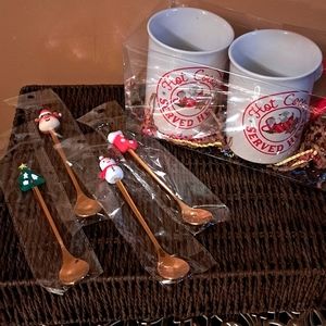 NEW Christmas spoon and mugs bundle ☕️🌲
